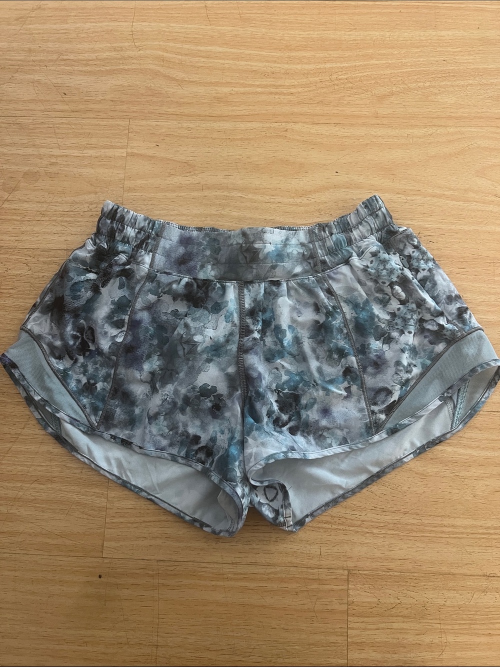 lululemon athletica Women's Floral Pattern Athletic Shorts - Gray Blue